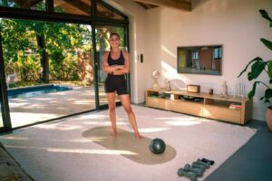 Athlète réalisant des exercices de renforcement musculaire au sol