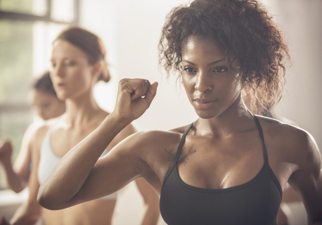 Cours de body sculpt avec haltères et exercices de renforcement musculaire