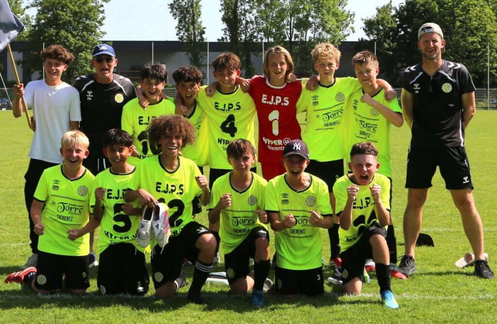 Jeunes joueurs de l'EJPS à l'entraînement sur un terrain de football du Pays de Sierentz