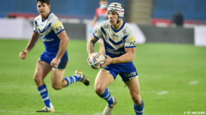 Joueurs de rugby à 7 en action pendant une mi-temps de sept minutes, chronomètre du match visible