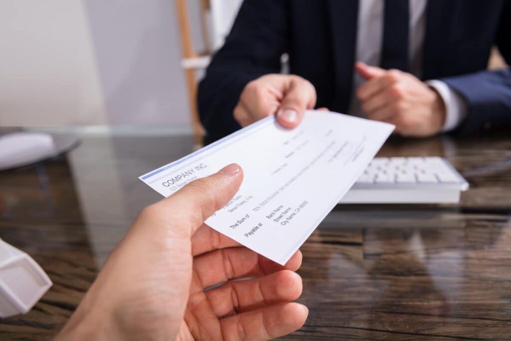 Chèque de banque posé sur le comptoir d'une agence bancaire
